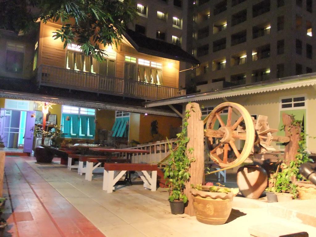 Panida Suite Hotel Bangkok Exterior photo