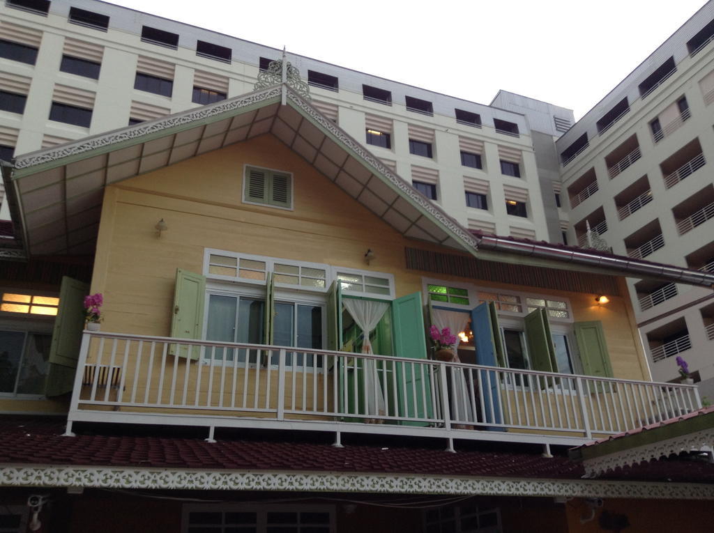 Panida Suite Hotel Bangkok Exterior photo
