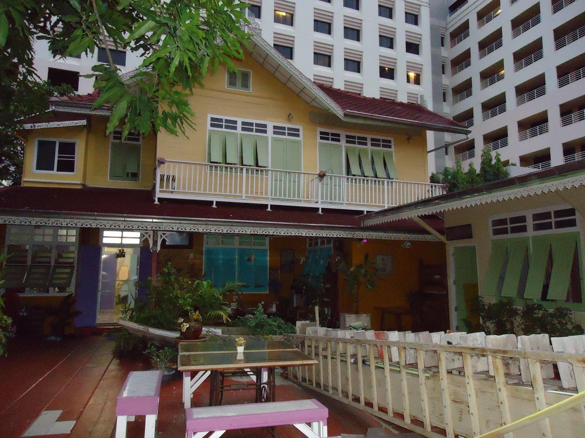 Panida Suite Hotel Bangkok Exterior photo